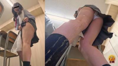 女学生隠撮　説教中に滴るおしっこ漏らし