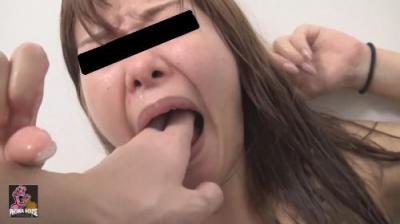 追跡酔っ払い女子 喉奥激ピストン爆嘔吐