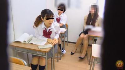 我慢出来なかった女学生のトイレ前 失態お漏らし